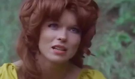 Belle rambut pirang asian bikep tuangkan anal